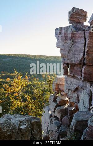 Devil's Doorway auf dem East Bluff Trail des Devil's Lake State Park in Baraboo, Wisconsin. Stockfoto