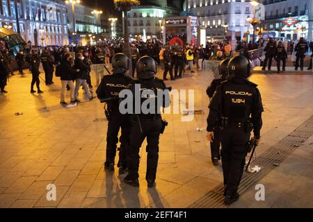 Madrid, Spanien. Februar 2021, 17th. Demonstranten werfen während der Demonstration Steine auf die Polizisten. Pablo Hasél, ein katalanischer Rapper, wurde am Dienstagmorgen, dem 16. Februar, verhaftet und im September 2018 von der Berufungskammer des Nationalgerichts zu neun Monaten und einem Tag Gefängnis verurteilt. Neben der Zahlung einer Geldbuße von etwa 30.000 Euro, die der Verherrlichung des Terrorismus, der Beleidigung und Verleumdung der Monarchie und der staatlichen Sicherheitskräfte beschuldigt wird, in Madrid 17. Februar 2020 Quelle: CORDON PRESS/Alamy Live News Stockfoto