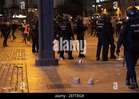 Madrid, Spanien. Februar 2021, 17th. Demonstranten werfen während der Demonstration Steine auf die Polizisten. Pablo Hasél, ein katalanischer Rapper, wurde am Dienstagmorgen, dem 16. Februar, verhaftet und im September 2018 von der Berufungskammer des Nationalgerichts zu neun Monaten und einem Tag Gefängnis verurteilt. Neben der Zahlung einer Geldbuße von etwa 30.000 Euro, die der Verherrlichung des Terrorismus, der Beleidigung und Verleumdung der Monarchie und der staatlichen Sicherheitskräfte beschuldigt wird, in Madrid 17. Februar 2020 Quelle: CORDON PRESS/Alamy Live News Stockfoto