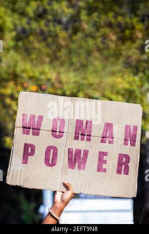 Frauenmacht. Hand eines Protestierenden, der am 8. März, dem Internationalen Frauentag, ein Transparent hält, das die Gleichstellung der Geschlechter fordert. Feminismus, Demonstrationen, Protest Stockfoto