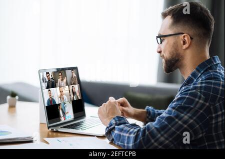 Videoanruf, Online-Geschäftstreffen, Online-Schulungen. Erfolgreiche kaukasische Freiberufler oder Student kommunizieren mit Geschäftskollegen oder studieren online per Videokonferenz Stockfoto