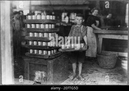 Einer der kleinen Jungen in J. S. Farrand P(ac)King Co. Und eine schwere Ladung. J. W. Magruder, Zeuge. Stockfoto