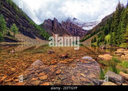 Ruhige Aussicht auf Lake Agnes, Banff National Park, Alberta, Kanada. Stockfoto