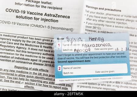 Impfkarte für Covid-19, die den ersten Impfstoff nur auf einem Informationsblatt des Herstellers AstraZeneca zeigt. Stockfoto