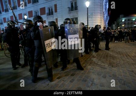 Madrid, Spanien; 17/02/2021.- Hunderte von Menschen haben sich diesen Mittwoch im Zentrum von Madrid versammelt, um die Freilassung des Rappers Pablo Hasel zu fordern, der diesen Dienstag in Lleida verhaftet wurde, um seine Strafe wegen eines Verbrechens der Verherrlichung des Terrorismus und der Beleidigung und Verleumdung der Monarchie und der staatlichen Sicherheitskräfte zu verbüßen, Die Gemeinde hat zu heftigen Auseinandersetzungen zwischen den Demonstranten und der Polizei geführt, wobei die Agenten Objekte und Anklagen warfen.Foto: Juan Carlos Rojas weltweite Nutzung Stockfoto