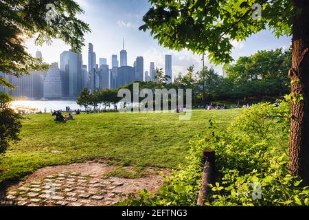 Menschen entspannen im Squibb Park mit Lower Manhattan Skyline im Hintergrund, New York City Stockfoto