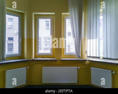 Runde Wand voller Fenster und Heizkörper in alten verlassen Krankenhaus Stockfoto