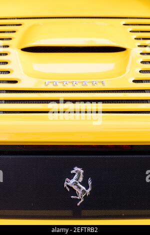 Tanzendes Pferd und Ferrari-Logo auf der Rückseite des gelben Ferrari 458 auf dem Display bei 'Cars on Fifth' - Naples, Florida, USA Stockfoto