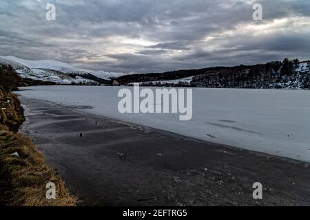 Orcival, Frankreich. Februar 2021, 15th. Lac du Guéry, umrahmt vom Banne d'Ordanche-Massiv, dem Aiguillier-Massiv und den Felsen Tuilière und Sanadoire. Stockfoto