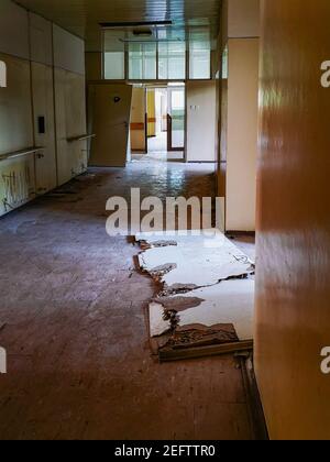 Alte Türen im Korridor zerstört und aus dem Rahmen entfernt Eines alten verlassenen Krankenhauses Stockfoto