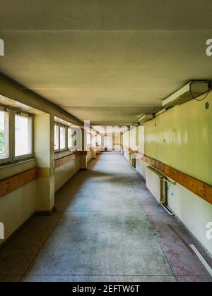 Lange alte Korridor mit Fenstern und Heizkörper in alten verlassen Krankenhaus Stockfoto