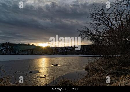 Orcival, Frankreich. Februar 2021, 15th. Lac du Guéry, umrahmt vom Banne d'Ordanche-Massiv, dem Aiguillier-Massiv und den Felsen Tuilière und Sanadoire. Stockfoto