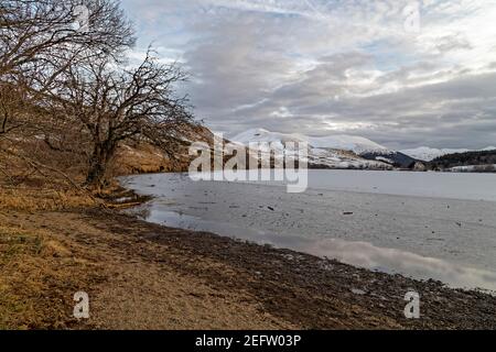 Orcival, Frankreich. Februar 2021, 15th. Lac du Guéry, umrahmt vom Banne d'Ordanche-Massiv, dem Aiguillier-Massiv und den Felsen Tuilière und Sanadoire. Stockfoto