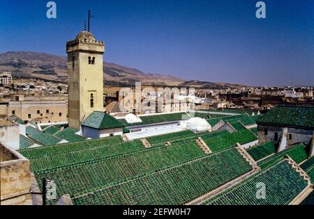 Blick von der Dachterrasse auf die Medersa Al Kairouyine, Fez, Marokko. Stockfoto