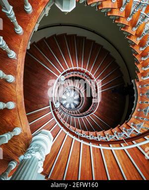 Von oben nach unten Blick auf alte Wendeltreppe mit Ornamenten in Mietshaus Stockfoto