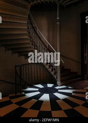 Alte Wendeltreppe mit Ornamenten im Mietshaus Stockfoto