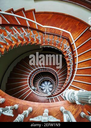 Von oben nach unten Blick auf alte Wendeltreppe mit Ornamenten in Mietshaus Stockfoto