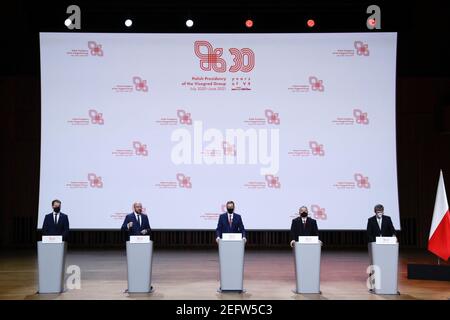 (210217) -- KRAKAU (POLEN), 17. Februar 2021 (Xinhua) -- Der slowakische Premierminister Igor Matovic, der Präsident des Europäischen Rates Charles Michel, der polnische Premierminister Mateusz Morawiecki, der ungarische Ministerpräsident Viktor Orban und der tschechische Premierminister Andrej Babis (von L bis R) nehmen am 17. Februar 2021 an einer Pressekonferenz nach dem Gipfel der Visegrad-Gruppe (V4) in Krakau, Polen, Teil. Die Ministerpräsidenten Polens, Ungarns, der Tschechischen Republik und der Slowakei trafen sich am Mittwoch in Krakau, um über die COVID-19-Pandemie zu diskutieren und den 30th. Jahrestag der Zusammenarbeit der Visegrad-Gruppe (V4) zu begehen. (Europäische Union/Han Stockfoto