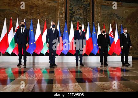 (210217) -- KRAKAU (POLEN), 17. Februar 2021 (Xinhua) -- Der slowakische Premierminister Igor Matovic, der Präsident des Europäischen Rates Charles Michel, der polnische Premierminister Mateusz Morawiecki, der ungarische Ministerpräsident Viktor Orban und der tschechische Premierminister Andrej Babis (von L bis R) posieren für ein Gruppenfoto vor dem Gipfel der Visegrad-Gruppe (V4) in Krakau, Polen, am 17. Februar 2021. Die Ministerpräsidenten Polens, Ungarns, der Tschechischen Republik und der Slowakei trafen sich am Mittwoch in Krakau, um über die COVID-19-Pandemie zu diskutieren und den 30th. Jahrestag der Zusammenarbeit der Visegrad-Gruppe (V4) zu begehen. (Europäische Union/Hardo Stockfoto