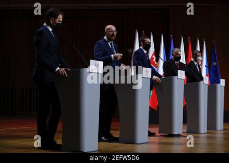 (210217) -- KRAKAU (POLEN), 17. Februar 2021 (Xinhua) -- Der slowakische Premierminister Igor Matovic, der Präsident des Europäischen Rates Charles Michel, der polnische Premierminister Mateusz Morawiecki, der ungarische Ministerpräsident Viktor Orban und der tschechische Premierminister Andrej Babis (von L bis R) nehmen am 17. Februar 2021 an einer Pressekonferenz nach dem Gipfel der Visegrad-Gruppe (V4) in Krakau, Polen, Teil. Die Ministerpräsidenten Polens, Ungarns, der Tschechischen Republik und der Slowakei trafen sich am Mittwoch in Krakau, um über die COVID-19-Pandemie zu diskutieren und den 30th. Jahrestag der Zusammenarbeit der Visegrad-Gruppe (V4) zu begehen. (Europäische Union/Han Stockfoto