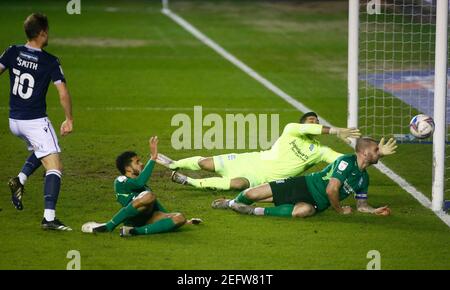 LONDON, Vereinigtes Königreich, FEBRUAR 17: Großartiger Halt von Harlee Dean von Birmingham City von Matt Smith von Millwall während der Sky Bet Championship zwischen Millwall und Birmingham City im Den Stadium, London am 17th Februar, 2021 Credit: Action Foto Sport/Alamy Live News Stockfoto