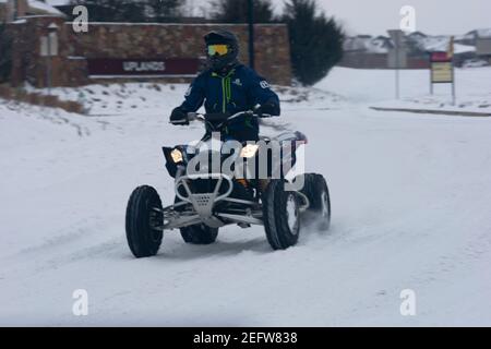 Flower Mound, Texas, USA. Februar 2021, 17th. 2/17/21, Flower Mound, Texas - EIN Texas-Mann fährt ein Geländefahrzeug im Schnee, nachdem ein Schneesturm Nord-Texas trifft. Quelle: Chris Rusanowsky/ZUMA Wire/Alamy Live News Stockfoto