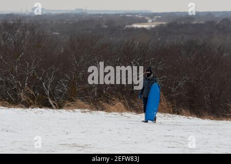 Flower Mound, Texas, USA. Februar 2021, 17th. 2/17/21, Flower Mound, Texas - Texans haben eine Weise gefunden, diesen Wintersturm in eine Spaßerfahrung zu drehen. Quelle: Chris Rusanowsky/ZUMA Wire/Alamy Live News Stockfoto