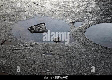 Orcival, Frankreich. Februar 2021, 15th. Lac du Guéry, umrahmt vom Banne d'Ordanche-Massiv, dem Aiguillier-Massiv und den Felsen Tuilière und Sanadoire. Stockfoto