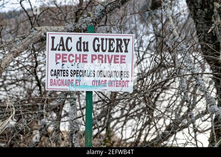 Orcival, Frankreich. Februar 2021, 15th. Lac du Guéry, umrahmt vom Banne d'Ordanche-Massiv, dem Aiguillier-Massiv und den Felsen Tuilière und Sanadoire. Stockfoto