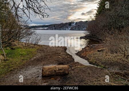 Orcival, Frankreich. Februar 2021, 15th. Lac du Guéry, umrahmt vom Banne d'Ordanche-Massiv, dem Aiguillier-Massiv und den Felsen Tuilière und Sanadoire. Stockfoto