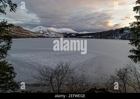 Orcival, Frankreich. Februar 2021, 15th. Lac du Guéry, umrahmt vom Banne d'Ordanche-Massiv, dem Aiguillier-Massiv und den Felsen Tuilière und Sanadoire. Stockfoto