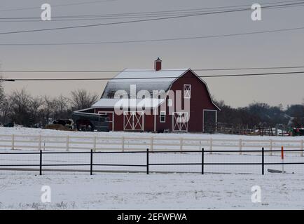 Flower Mound, Texas, USA. Februar 2021, 17th. Eine Scheune ist mit Schnee bedeckt, nachdem ein großer Schneesturm North Texas trifft. Quelle: Chris Rusanowsky/ZUMA Wire/Alamy Live News Stockfoto