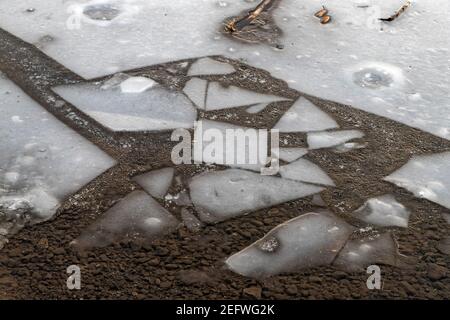 Orcival, Frankreich. Februar 2021, 15th. Lac du Guéry, umrahmt vom Banne d'Ordanche-Massiv, dem Aiguillier-Massiv und den Felsen Tuilière und Sanadoire. Stockfoto