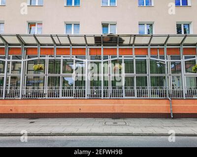 Zielona Gora Polen 8 Juni 2019 Fassade des Restaurants mit Große Fenster und farbenfrohe Wände Stockfoto