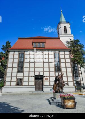 Zielona Gora Polen 8. Juni 2019 Kirche Unsere Liebe Frau von Częstochowa mit Statue vor Stockfoto