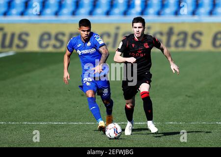 Getafe, Spanien. Kredit: D. 14th Feb, 2021. Cucho Hernandez (Getafe), Igor Zubeldia (Sociedad) Fussball : Spanisches 'La Liga Santander' Spiel zwischen Getafe CF 0-1 Real Sociedad im Coliseum Alfonso Perez Stadion in Getafe, Spanien. Quelle: D .Nakashima/AFLO/Alamy Live News Stockfoto