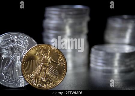 Im Fokus Gold und Silber american Eagle Münze mit out Von Fokusstapeln von Silberadlermünzen im Hintergrund Stockfoto