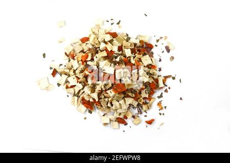 Gewürzmischung isoliert auf Weiß. Trockenes Gemüse und Gewürz isoliert auf weißem Hintergrund. Stockfoto