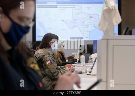 Austin, Usa . Februar 2021, 17th. Austin, Texas 17. Feb 2021: Notfallbeamte, darunter Margaret Vaughn von der Texas State Guard, überwachen das Wetter in Texas im State Operations Center, einem Teil der Texas Division of Emergency Management, während Texas in allen 254 Grafschaften Rekordschnee und bittere Kälte zu verzeichnen hat. Etwa ein Viertel des Staates ist immer noch ohne Macht, da Beamte staatliche Ressourcen an einer Vielzahl von Fronten einsetzen. Kredit: Bob Daemmrich/Alamy Live Nachrichten Stockfoto