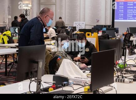 Austin, Usa . Februar 2021, 17th. Austin, Texas 17. Feb 2021: Notfallbeamte geben sich im State Operations Center, einem Teil der texanischen Division of Emergency Management, ein, während Texas in allen 254 Grafschaften mit Rekordschnee und bitterer Kälte zugeht. Etwa ein Viertel des Staates ist immer noch ohne Macht, da Beamte staatliche Ressourcen an einer Vielzahl von Fronten einsetzen. Kredit: Bob Daemmrich/Alamy Live Nachrichten Stockfoto