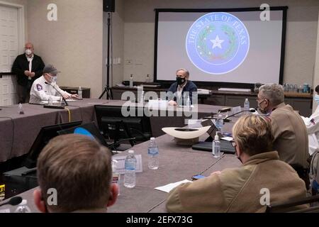 Austin, Usa . Februar 2021, 17th. Austin, Texas 17. Feb 2021: Texas Gov. Greg Abbott und Beamte der Notaufnahme beraten sich im State Operations Center, während Texas sich in allen 254 Grafschaften mit Rekordschnee und bitterer Kälte beschäftigt. Etwa ein Viertel des Staates ist immer noch ohne Macht, da Beamte staatliche Ressourcen an einer Vielzahl von Fronten einsetzen. Kredit: Bob Daemmrich/Alamy Live Nachrichten Stockfoto