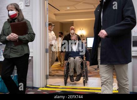 Austin, Usa . Februar 2021, 17th. Austin, Texas 17. Feb 2021: Texas Gov. Greg Abbott nimmt an einer Pressekonferenz Teil und spricht mit den Notfallbeamten im State Operations Center, während Texas in allen 254 Grafschaften mit Rekordschnee und bitterer Kälte zu reden hat. Etwa ein Viertel des Staates ist immer noch ohne Macht, da Beamte staatliche Ressourcen an einer Vielzahl von Fronten einsetzen. Kredit: Bob Daemmrich/Alamy Live Nachrichten Stockfoto