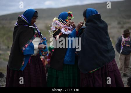 Pizacavina, Bolivien. Februar 2021, 17th. 17. Februar 2021, Bolivien, Pizacaviña: Menschen in typischen Kostümen geben sich Coca-Blätter, um während eines Rituals für eine bessere Kartoffelernte zu kauen. Foto: Radoslaw Czajkowski/dpa Kredit: dpa picture Alliance/Alamy Live News Stockfoto