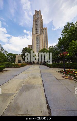 Niedriger Winkel Blick auf die Kathedrale von Larning Tower Gebäude, Universität von Pittsburgh, Pennsylvania Stockfoto