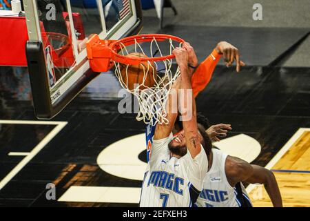Orlando, Florida, USA, 17. Februar 2021, Orlando Magic Spieler Michael Carter-Williams #7 macht einen Dunk während des Spiels gegen die New York Knicks im Amway Center (Foto: Marty Jean-Louis) Stockfoto