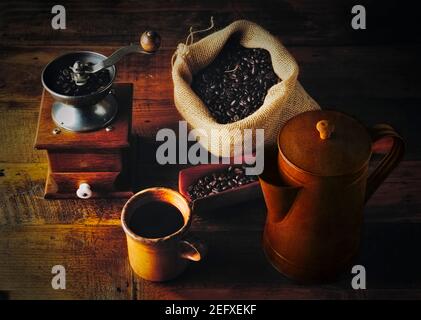 Nahaufnahme Ansicht einer traditionellen Kaffeebraute, Handschleifer, frische Bohnen und klassischer Kaffeekanne Stockfoto