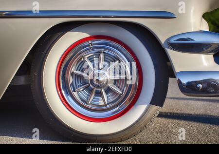 Nahaufnahme eines Felgen eines Classic American Car mit Weißwallreifen. Stockfoto