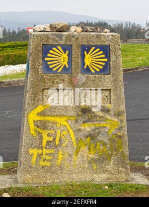 Camino Wanderzeichen bei der Finisterre-Muxia Teilung des Camino - Hospital, Galicien, Spanien Stockfoto