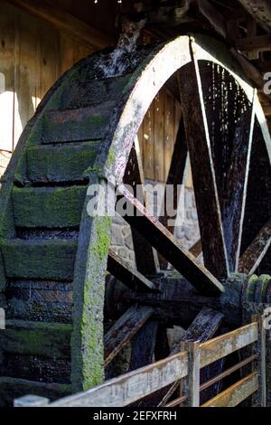 Nahaufnahme eines hölzernen alten Wasserrads, LAHASKA, Hausierer Dorf, Bucks County, Pennsylvania, USA Stockfoto