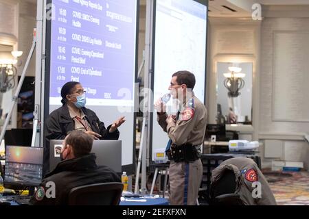 Austin, Texas, USA. Februar 2021, 17th. Notfallbeamte geben sich im State Operations Center ab, während Texas in allen 254 Grafschaften mit Rekordschnee und bitterer Kälte zu arbeiten hat. Etwa ein Viertel des Staates ist immer noch ohne Macht, da Beamte staatliche Ressourcen an einer Vielzahl von Fronten einsetzen. Quelle: Bob Daemmrich/ZUMA Wire/Alamy Live News Stockfoto